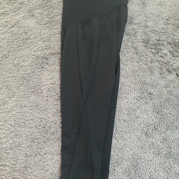 Motherhood Workout Crops - Picture 2 of 3